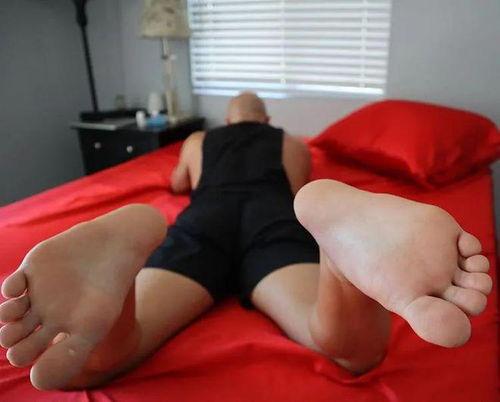 国产四眼男恋足视频,足下风情，心动瞬间  第1张